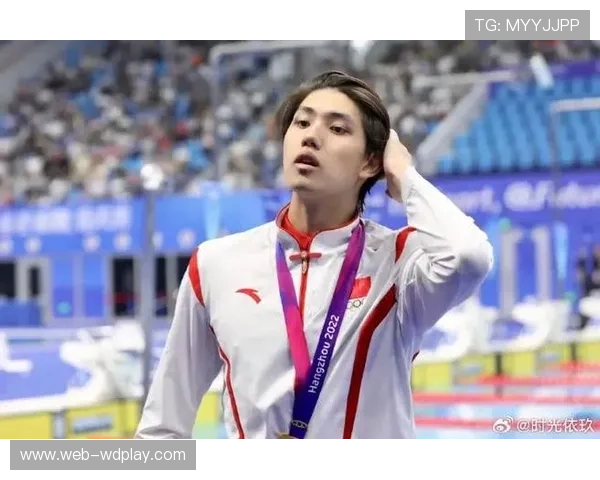 费立纬母亲现场观赛，儿子夺冠后看台接花束笑容灿烂